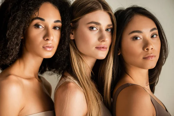 Junge multikulturelle Models blicken isoliert auf weiße Kamera — Stockfoto