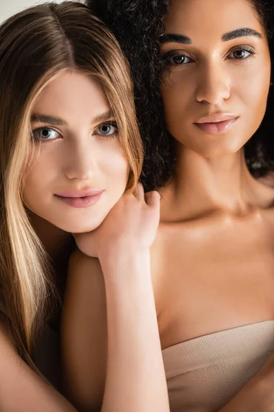Jóvenes modelos multiculturales mirando a la cámara aislada en blanco - foto de stock