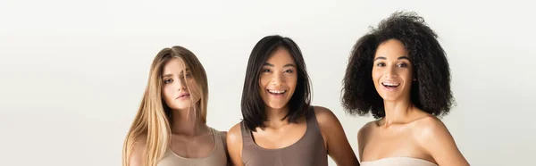 Jeunes femmes interraciales riant isolées sur blanc, bannière — Photo de stock