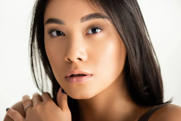 Close up der Brünette asiatische Frau Blick auf Kamera isoliert auf weiß — Stockfoto