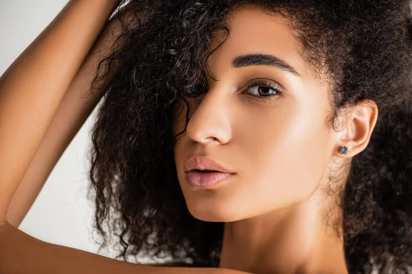 Jeune femme afro-américaine regardant la caméra isolée sur blanc — Stock Photo