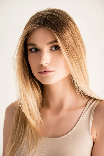 Junges blondes Model blickt isoliert auf weiße Kamera — Stockfoto