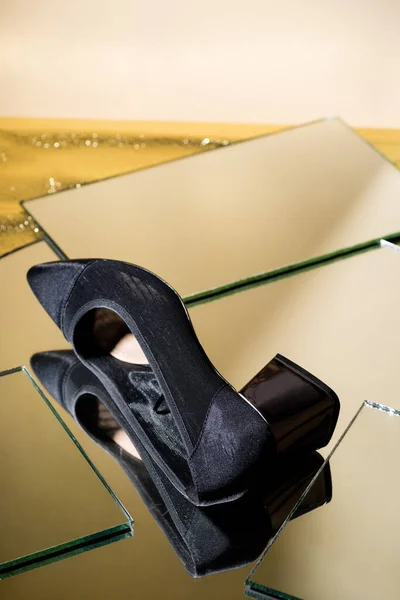 Elegante sapato de salto preto na superfície do espelho — Fotografia de Stock