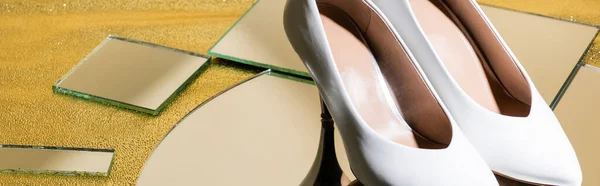 Élégantes chaussures à talons blancs sur la surface du miroir, bannière — Photo de stock
