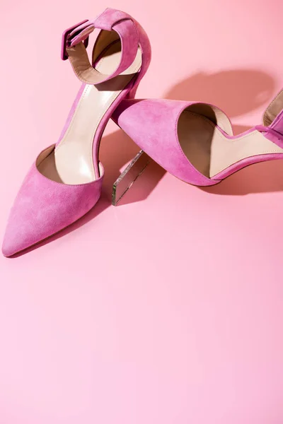 Pair of elegant suede heeled shoes on pink background — Stock Photo