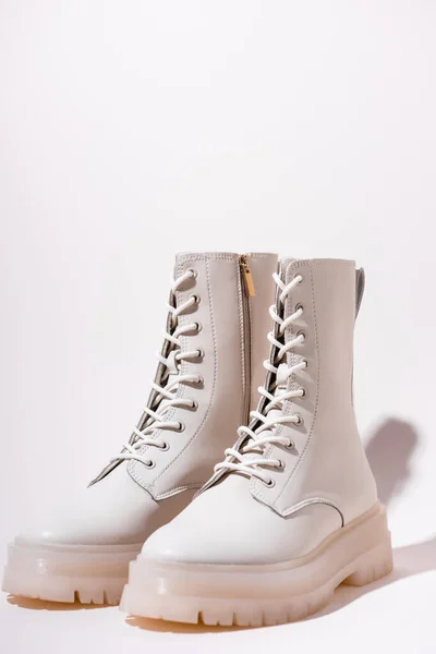 Stivali caldi in pelle su sfondo bianco — Foto stock