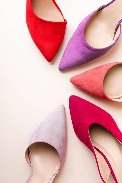 Верхний вид замши красочные туфли на каблуках на бежевом фоне — стоковое фото