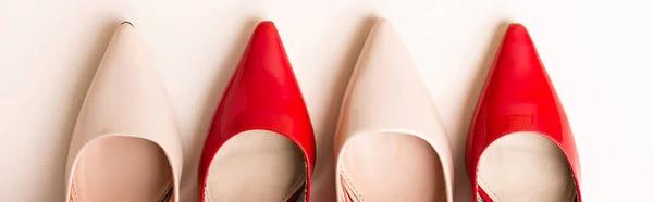 Vue du dessus des chaussures à talons en cuir sur fond beige, bannière — Photo de stock