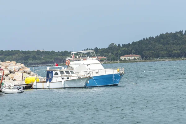 Αγκυροβολημένα Πλοία Στο Λιμάνι — Φωτογραφία Αρχείου