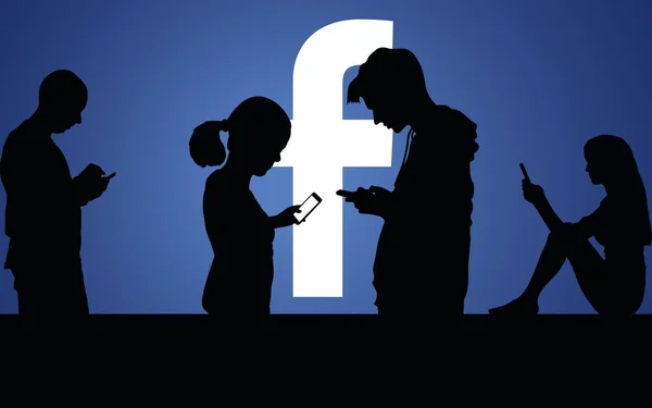 Junge Menschen nutzen soziale Medien — Stockbild Junge Menschen nutzen soziale Medien — Stockfoto