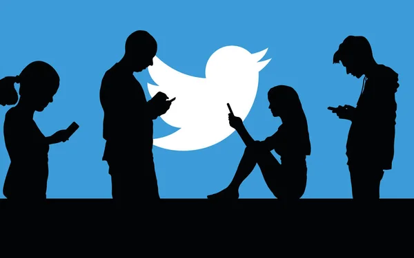 Junge Menschen nutzen soziale Medien — Stockbild Junge Menschen nutzen soziale Medien — Stockfoto