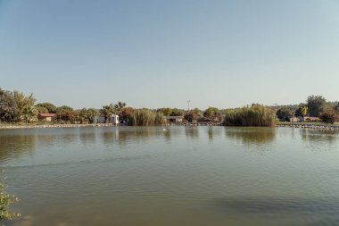 mavi gökyüzü ve mükemmel göl manzarası