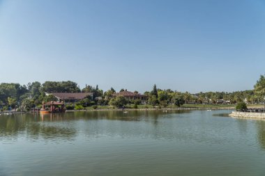 mavi gökyüzü ve mükemmel göl manzarası
