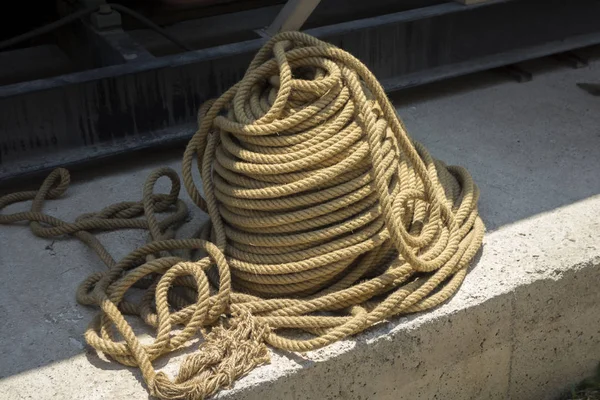 地面に黄色い水兵のロープ — ストック写真