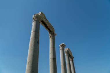 Mavi gökyüzü ve tarihi eserler