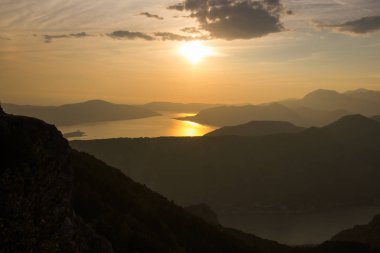 Dağlarda gün batımı