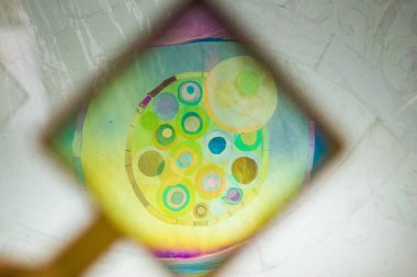 Meydanda soyut daireler