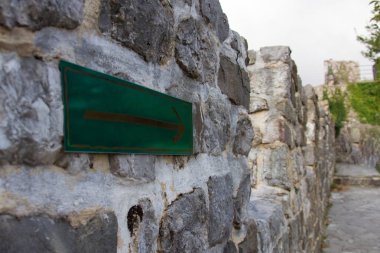 Ok işareti bir tuğla duvar