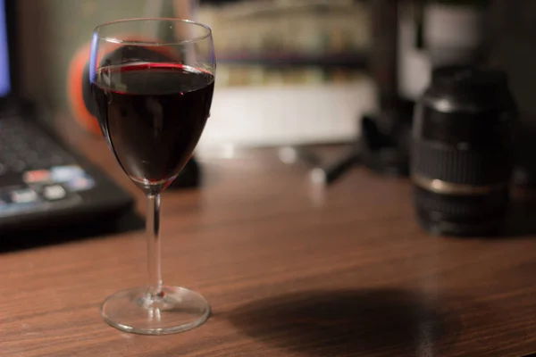 Glas Wein Auf Dem Schreibtisch — Stockfoto