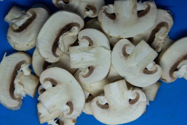 Petrol mavi bir arka plan üzerinde kesmek