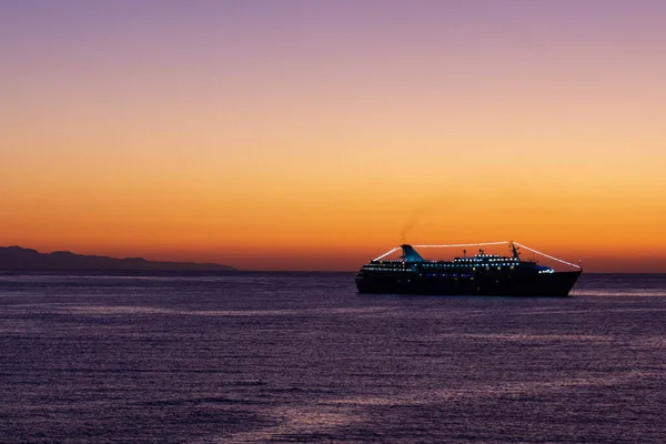Güzel Gündoğumunu bir gemiyle seyret — Stok fotoğraf