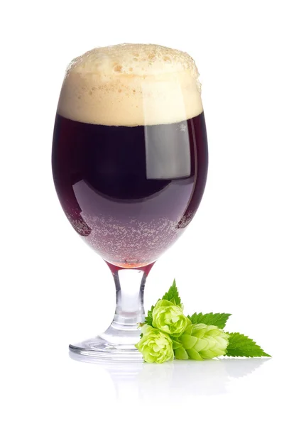 Tmavé pivo řemesla v poháru — Stock fotografie