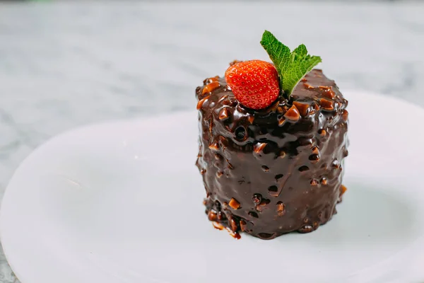 Schokoladenkuchen Mit Nüssen Erdbeeren Und Minze Einem Weißen Teller Auf — Stockfoto