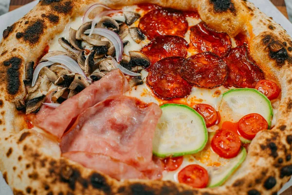 Heiße Italienische Pizza Auf Marmortisch Stockbild