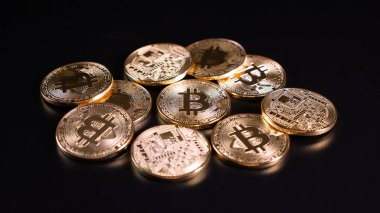 Bitcoin kripto para birimi. Karanlık bir arka plan üzerinde paralar