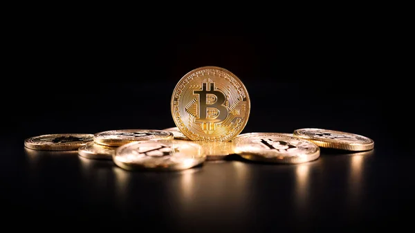 Bitcoin Crypto Monnaie Pièces Sur Fond Sombre — Photo