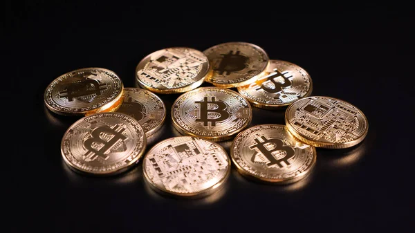 Bitcoin Crypto Monnaie Pièces Sur Fond Sombre — Photo