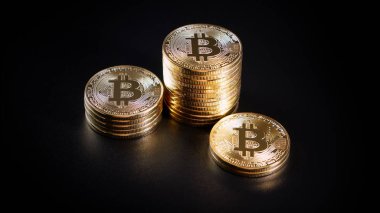Bitcoin kripto para birimi. Karanlık bir arka plan üzerinde paralar
