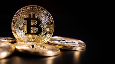 Bitcoin kripto para birimi. Karanlık bir arka plan üzerinde paralar