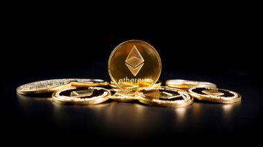 Ethereum kripto para birimi. Karanlık bir arka plan üzerinde paralar