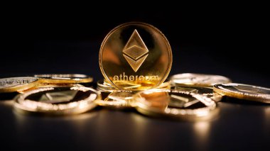 Ethereum kripto para birimi. Karanlık bir arka plan üzerinde paralar