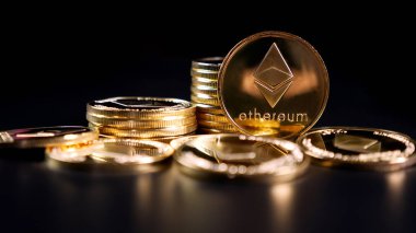 Ethereum kripto para birimi. Karanlık bir arka plan üzerinde paralar