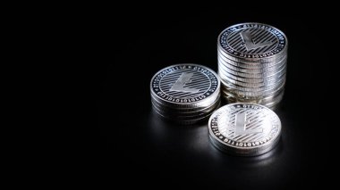 Litecoin kripto para birimi. Karanlık bir arka plan üzerinde paralar