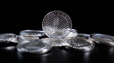Litecoin kripto para birimi. Karanlık bir arka plan üzerinde paralar