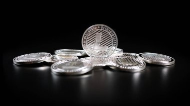 Litecoin kripto para birimi. Karanlık bir arka plan üzerinde paralar