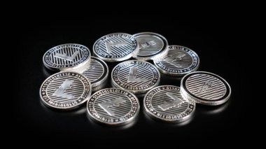 Litecoin kripto para birimi. Karanlık bir arka plan üzerinde paralar
