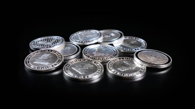 Litecoin kripto para birimi. Karanlık bir arka plan üzerinde paralar