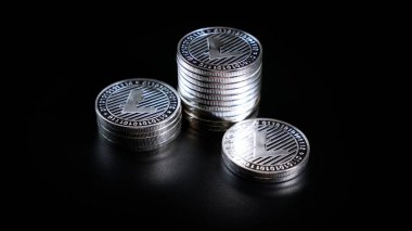 Litecoin kripto para birimi. Karanlık bir arka plan üzerinde paralar