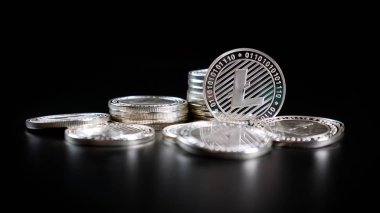 Litecoin kripto para birimi. Karanlık bir arka plan üzerinde paralar