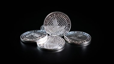 Litecoin kripto para birimi. Karanlık bir arka plan üzerinde paralar