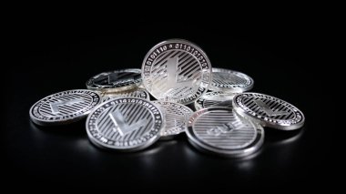 Litecoin kripto para birimi. Karanlık bir arka plan üzerinde paralar