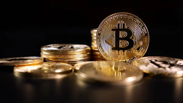 Bitcoin kripto para birimi. Karanlık bir arka plan üzerinde paralar
