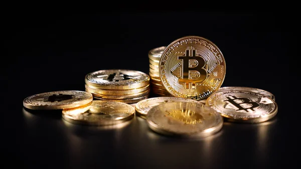 Bitcoin Crypto Monnaie Pièces Sur Fond Sombre — Photo