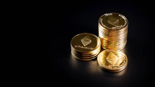 Ethereum Crypto Monnaie Pièces Sur Fond Sombre — Photo