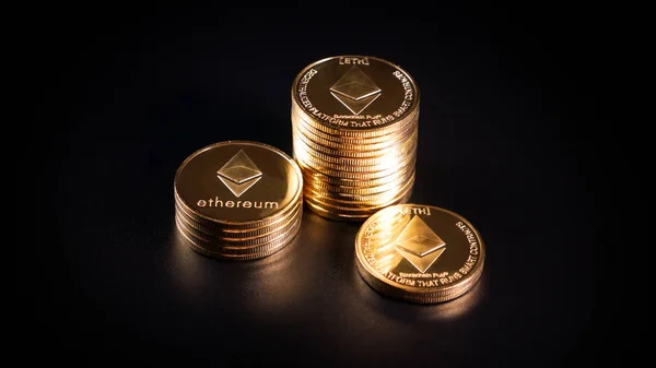 Ethereum Crypto Monnaie Pièces Sur Fond Sombre — Photo
