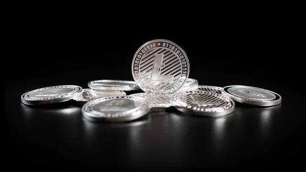 Monnaie Crypto Litecoin Pièces Sur Fond Sombre — Photo